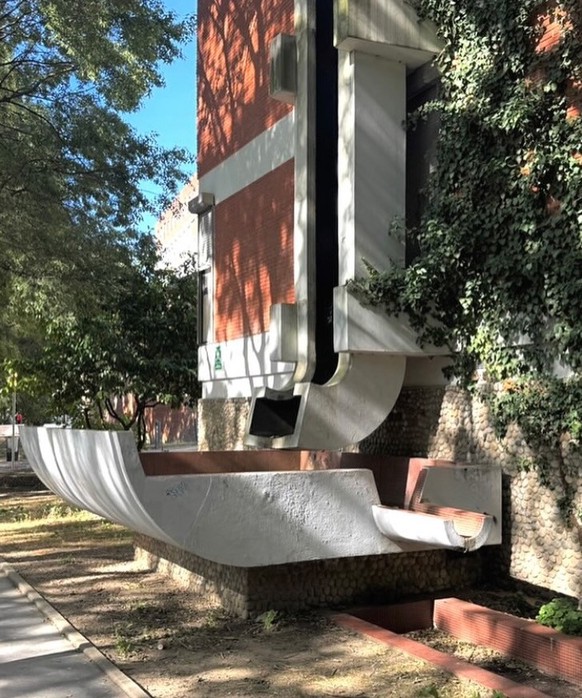 Sexy gutters - sexy Dachrinnen 
https://www.instagram.com/sexygutters/
