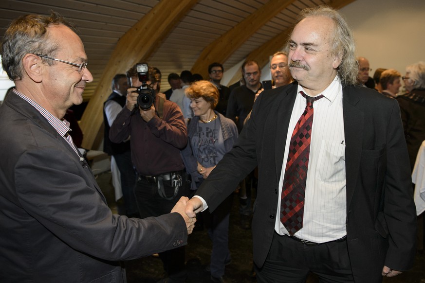 Luc Recordon (rechts) gratuliert seinem Herausforderer Olivier Français von der FDP zum Sieg.<br data-editable="remove">