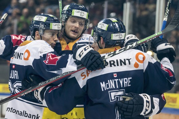 Zugs Reto Suri, Zugs Carl Klingberg, Zugs Raphael Diaz und Zugs David McIntyre, von links, beim Eishockeyspiel der National League zwischen dem EV Zug und dem HC Ambri-Piotta, am Freitag, 19. Januar 2 ...