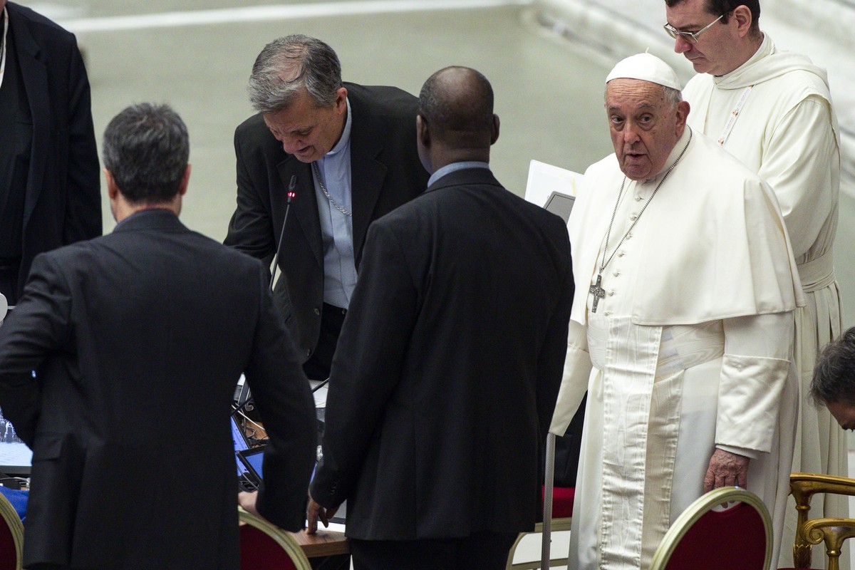 epa11663796 Pope Francis presides over the prayer of the XVI Ordinary General Assembly of the Synod of Bishops in the Paul VI Hall, at the Vatican City, 17 October 2024. EPA/ANGELO CARCONI