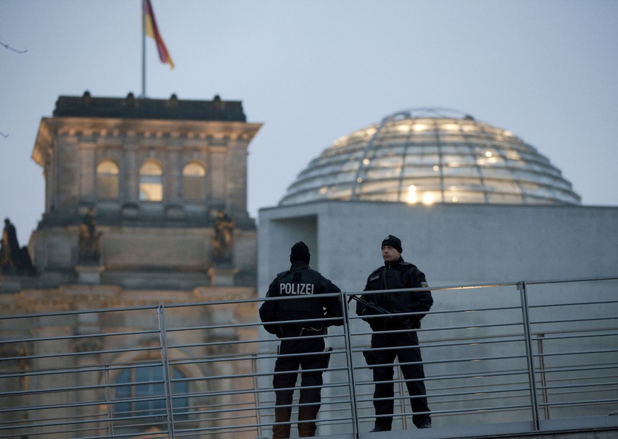 Polizisten bewachen den deutschen Reichstag.<br data-editable="remove">
