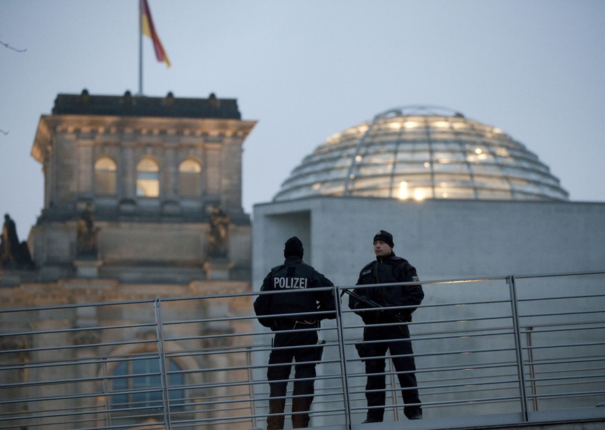 Polizisten bewachen den deutschen Reichstag.