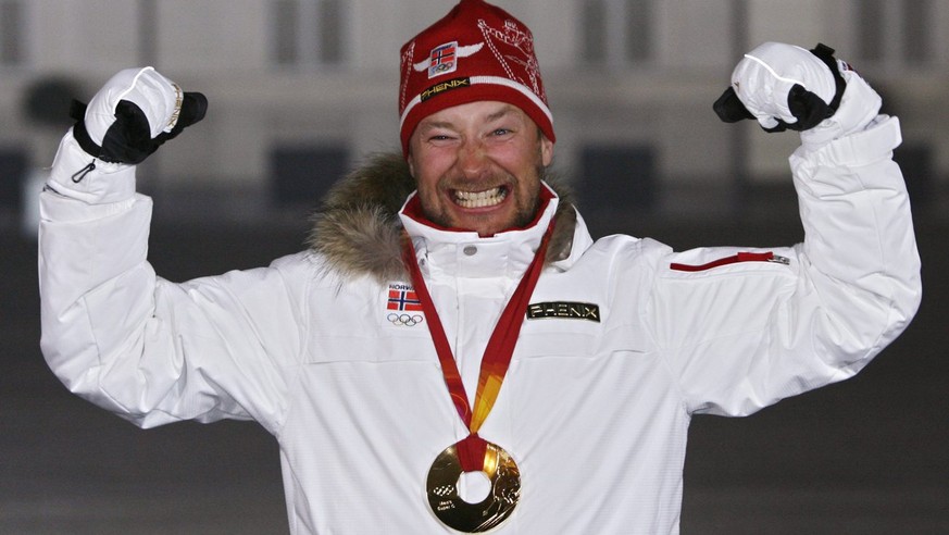 Kjetil Andre Aamodt of Norway celebrates with the gold medal he won in today's Alpine Skiing Super-G, in the mixed zone of the medal ceremony in Turin, Italy, Saturday, February 18, 2006, during ...