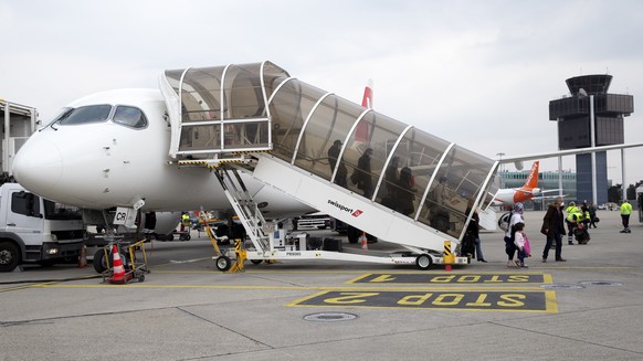 epa08330490 Passengers disembark from a flight of the Swiss International Air Lines at the Geneve Aeroport, in Geneva, Switzerland, 29 March 2020. The flight was chartered by the Swiss government to b ...