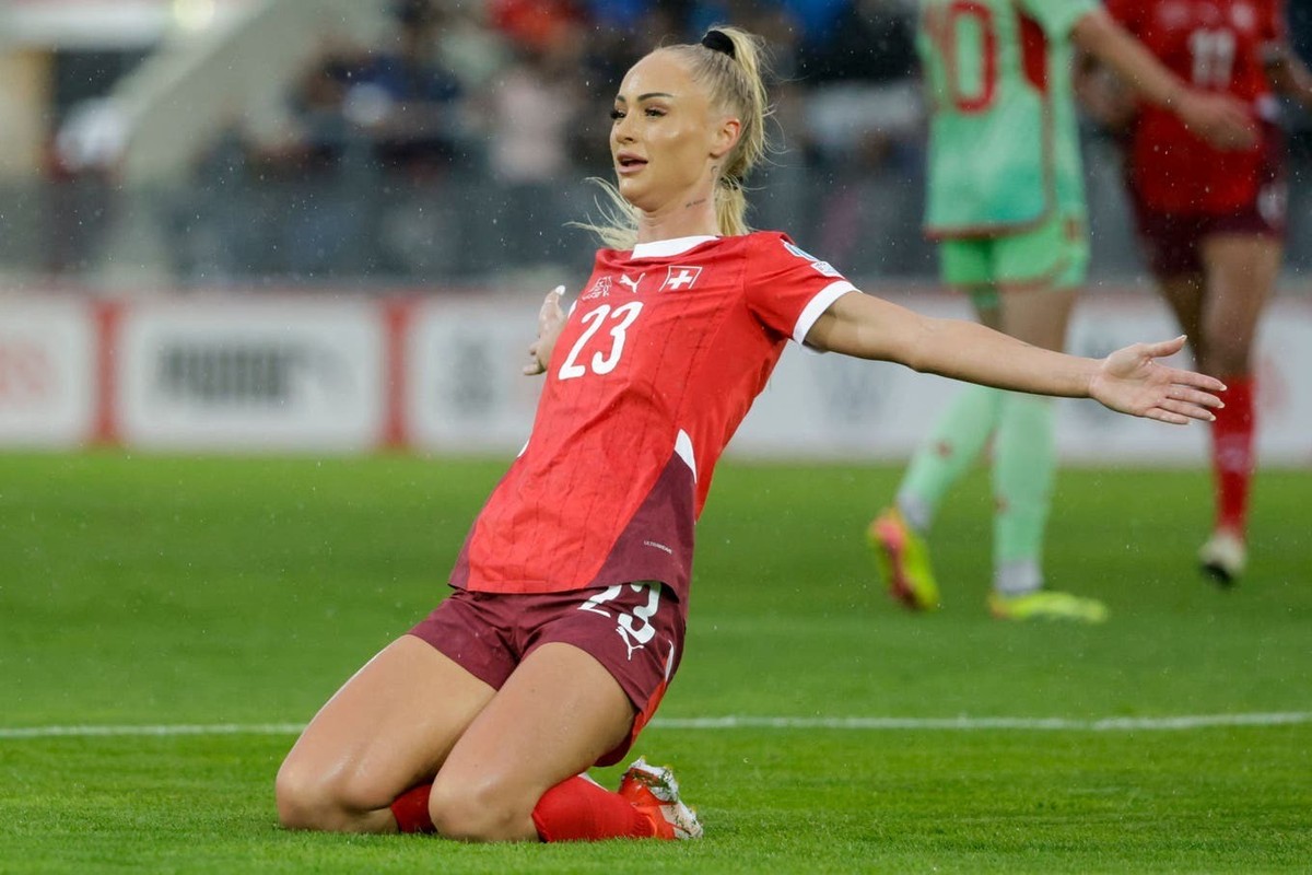 Alisha Lehmann, vedette des réseaux sociaux, est l'égérie de la Nati.