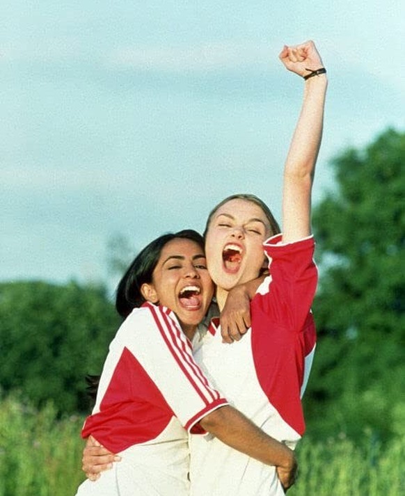 Keira Knightley und Parminder Nagra sind Fussballspielerinnen in «Kick It Like Beckham».