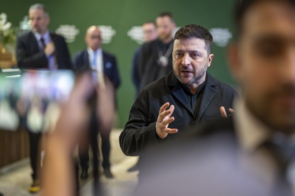 epa12671505 Ukraine's President Volodymyr Zelenskyy (R), answers journalists questions during the 56th annual meeting of the World Economic Forum (WEF), in Davos, Switzerland, 22 January 2026. Th ...