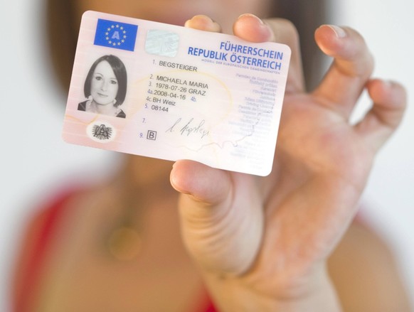 junge Frau mit Scheckkartenfuehrerschein, Oesterreich young woman with driving licence, Austria BLWS214406

Boy Woman with Scheckkartenfuehrerschein Austria Young Woman With Driving Licence Austria  ...