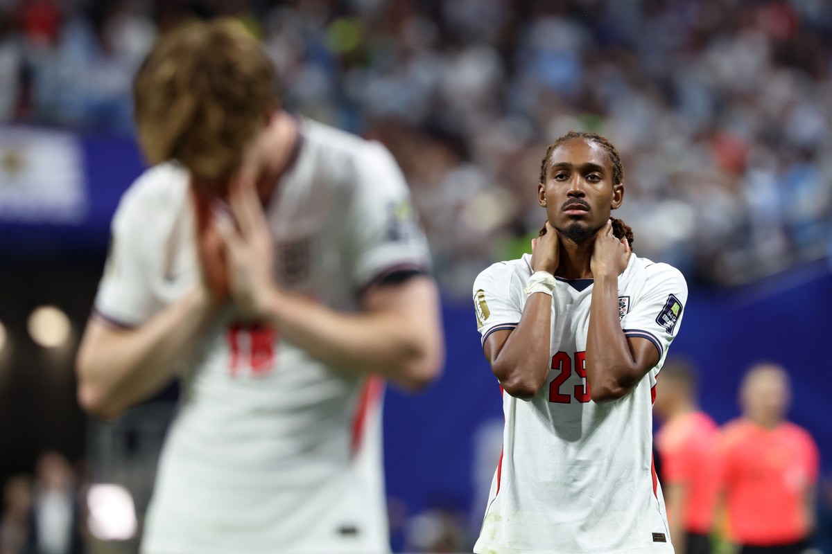 epa13114012 Djed Spence of England looks disappointed after losing the FIFA World Cup 2026 semifinals match England against Argentina, in Atlanta, Georgia, USA, 15 July 2026. EPA/OLGA FEDOROVA