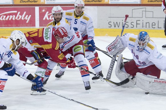 Tigers Aaron Gagnon, links, verpasst eine Chance gegen Klotens Edson Harlacher, Roman Schlagenhauf, Mattias Baeckmann, Goalie Luca Boltshauser, von links, waehrend dem Meisterschaftsspiel der National ...