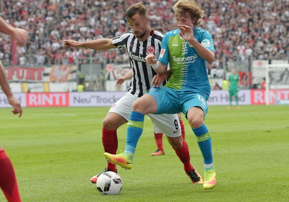 17.09.2016; Frankfurt; Fussball 1. Bundesliga - Eintracht Frankfurt - Bayer 04 Leverkusen; 
v.l. Haris Seferovic (Frankfurt), Julian Baumgartlinger (Leverkusen) (Thorsten Wagner/Witters/freshfocus)