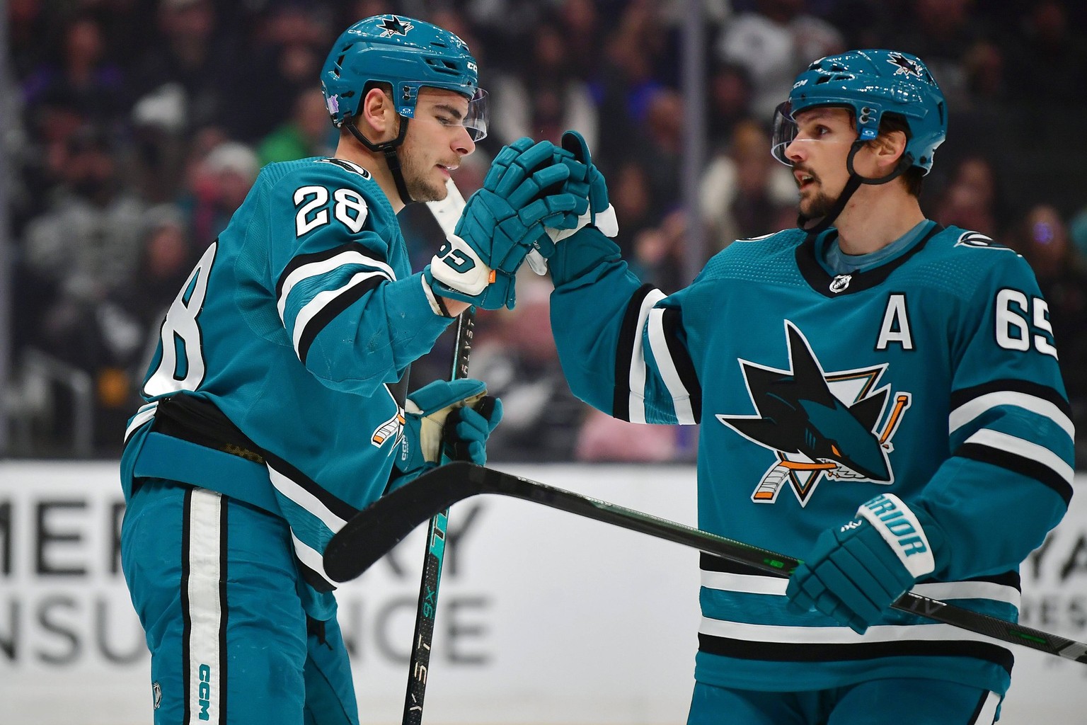 NHL, Eishockey Herren, USA San Jose Sharks at Los Angeles Kings Dec 17, 2022 Los Angeles, California, USA San Jose Sharks right wing Timo Meier 28 celebrates his power play goal scored against the Los ...