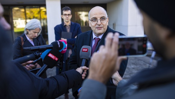 Der Rechtsanwaeltt des Haeftlings Brian K., Philip Stolkin spricht mit Medien nach der Urteilsverkuendung im Fall Brian K. vor dem Bezirksgericht Dielsdorf, am Mittwoch, 8. November 2023 in Dielsdorf. ...