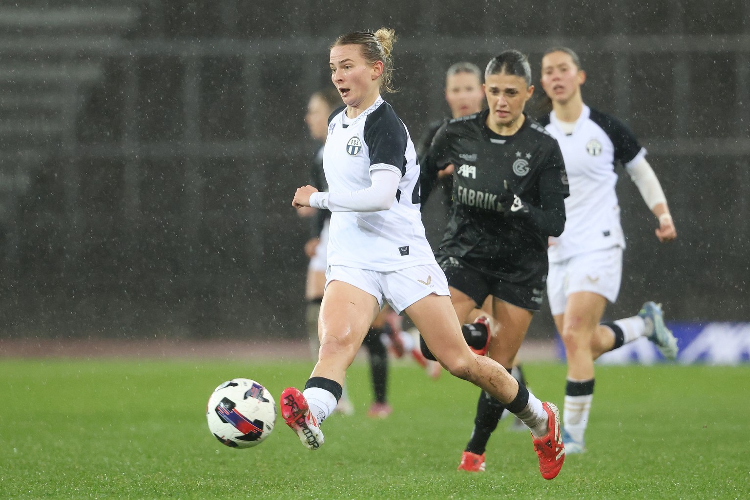 Kim Dubs (FCZ) im Fussballspiel der Women's Super League zwischen dem FC Zuerich und dem Grasshopper Club Zuerich, am Sonntag, 07. Dezember 2025 im Stadion Letzigrund in Zuerich.(Keystone/Manuel  ...
