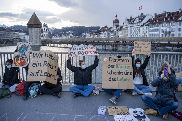 Rund 250 Personen protestieren mit einem Sitzstreik anlaesslich des Internationalen Klimastreik, am Freitag, 19. Maerz 2021, in der Stadt Luzern. (KEYSTONE/Urs Flueeler)