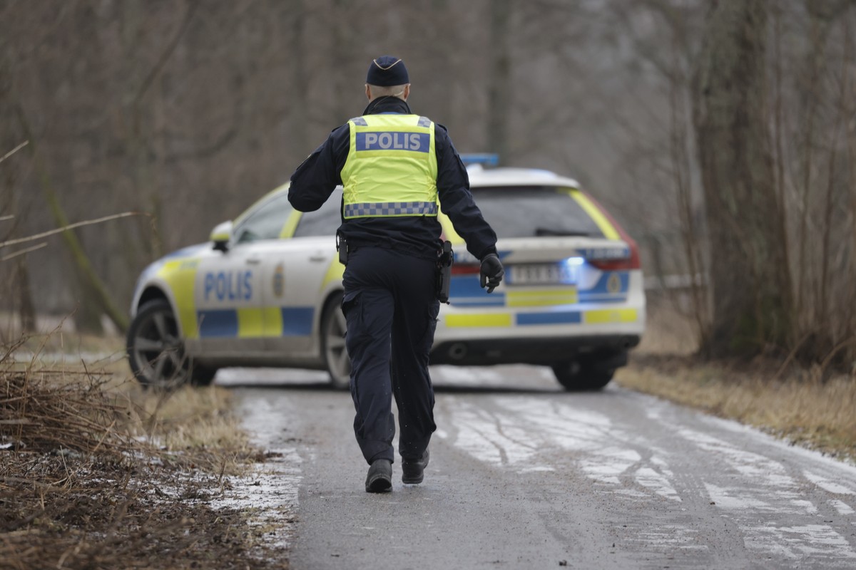 epa11874497 Police forces are deployed at Risbergska School in Orebro, Sweden, 04 February 2025. According to police, five people were shot at the school. EPA/Kicki Nilsson SWEDEN OUT