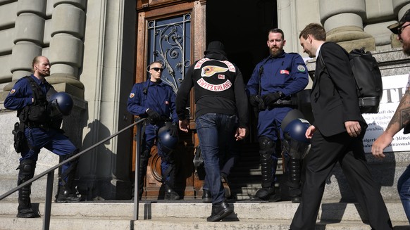 Die Mitglieder der Hells Angels und ihre Anwaelte kommen in das Gerichtsgebaeude, waehrend dem Prozess um die Auseinandersetzung der Motorradclubs Hells Angels und Bandidos, am Donnerstag, 30. Juni 20 ...