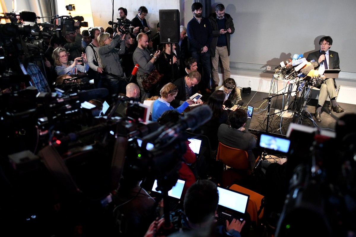 epa06651838 Former Catalan leader Carles Puigdemont (back -R) attends a press conference in Berlin, Germany, 07 April 2018. The Schleswig-Holstein state's General Prosecutor ordered the release o ...