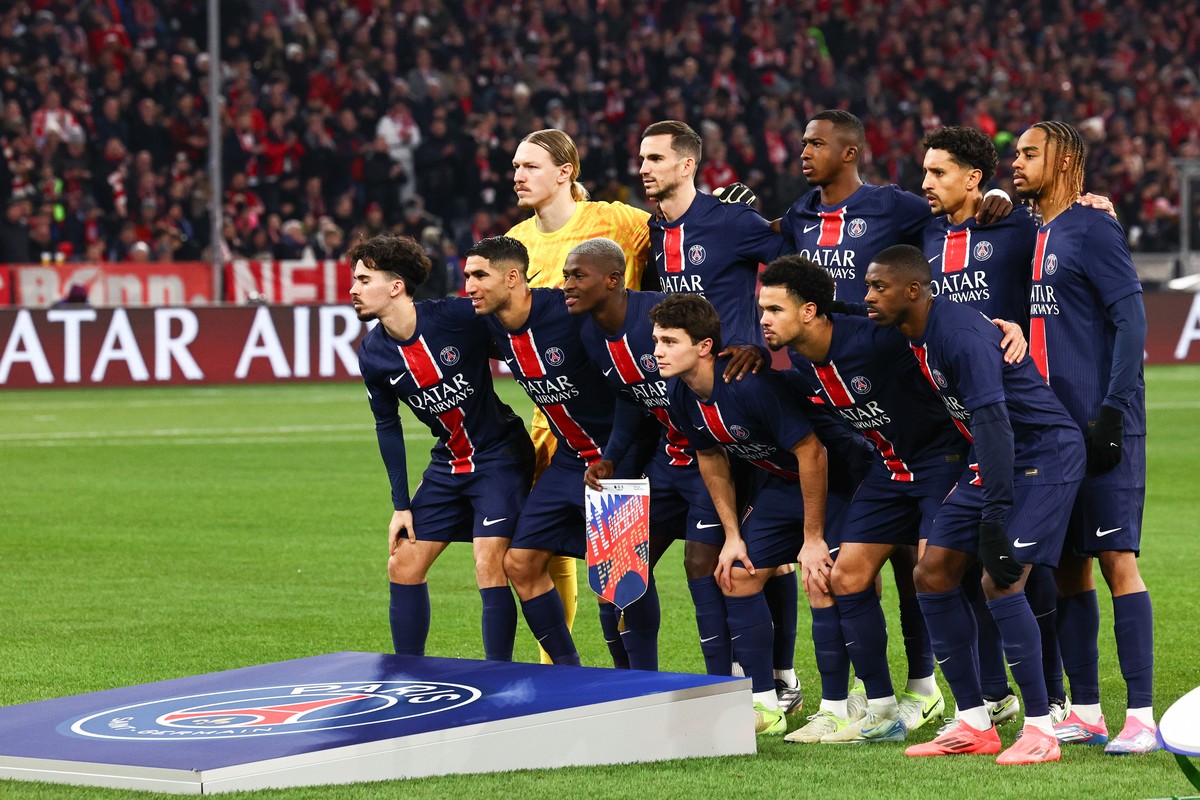 epa11742332 Starting eleven of Paris Saint-Germain poses prior to the UEFA Champions League soccer match between Bayern Munich and Paris Saint-Germain (PSG) in Munich, Germany, 26 November 2024. EPA/A ...