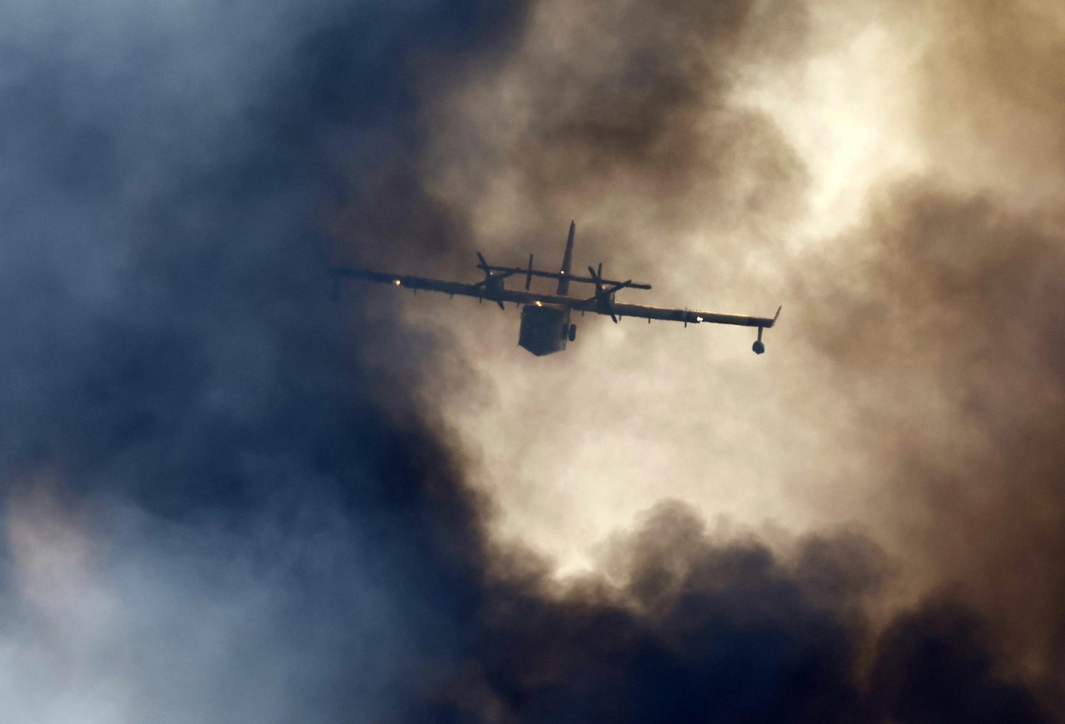 KEYPIX - epa13127030 A Canadair aircraft drops water on a wildfire burning in Ponteves, southern France, 22 July 2026. The blaze forced scores of people to evacuate, emergency services said. KEYSTONE/ ...
