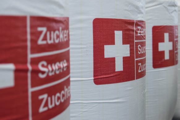 Abgepackte Saecke mit Zucker stehen auf Paletten in der Zuckerfabrik Aarberg, am Freitag, 23. Februar 2018, in Aarberg. Der Schweizer Zuckerruebenanbau und damit die Produktion von Zucker in den beide ...