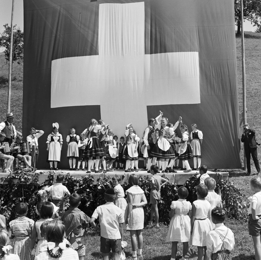 Die Schweizer Jugend feiert den 25. Jahrestag des Besitzes der Hohlen Gasse in Kuessnacht am Rigi, Kanton Schwyz und junge Trachtengruppen fuehren folkloristische Darbietungen vor, aufgenommen am 1. A ...