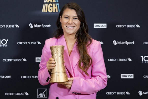 Ramona Bachmann, winner of the female national player 2022 award, poses at the Swiss Football Night 2022 awards, in Bern, Switzerland, Monday, January 23, 2023. (KEYSTONE/Peter Klaunzer)