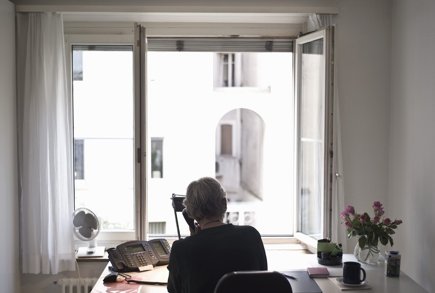 An employee of the telephone counselling service &quot;The Offered Hand&quot; speaks with a caller in Zurich, Switzerland, pictured on June 30, 2008. The &quot;Offered Hand&quot; is a helpline for peo ...