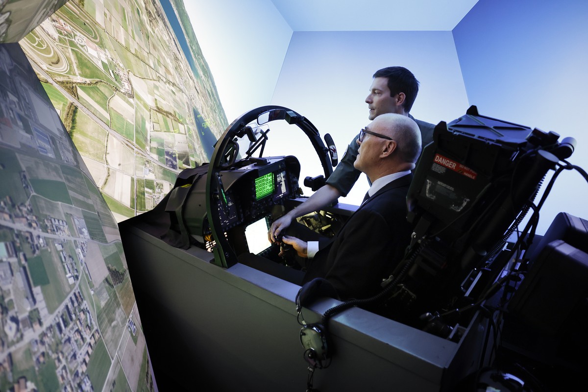 Bundesrat Martin Pfister (assistiert von Pilot Lucien Lassence) sitzt im Cockpit eines Flugsimulators, waehrend einem Rundgang auf dem Militaerflugplatz Payerne, am Donnerstag, 9. Oktober 2025. Bundes ...