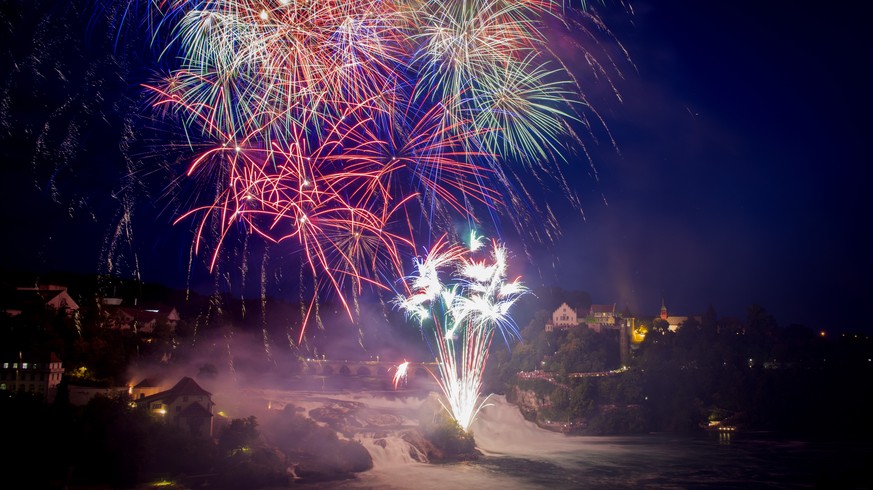 Blick auf das Feuerwerk &quot;Fire on the rocks&quot; am Himmel ueber dem Rheinfall, anlaesslich des Nationalfeiertags, am Dienstag, 31. Juli 2018, in Neuhausen am Rheinfall. (KEYSTONE/Melanie Duchene ...