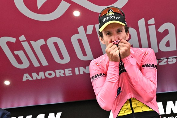 epa12147390 Britain rider Simon Philip Yates of Team Visma | Lease a Bike celebrates on the podium wearing the overall leader&#039;s pink jersey after the 20th stage of the Giro d&#039;Italia cycling  ...