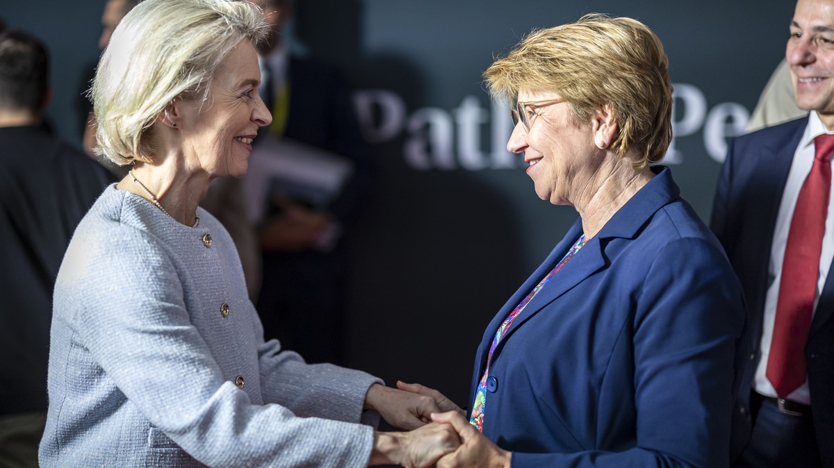 epa11415293 Ursula Von der Leyen, President of the European Commission, (L) shakes hands Swiss Federal President Viola Amherd (C) next to Swiss Federal Councillor Ignazio Cassis (R) during the Summit  ...