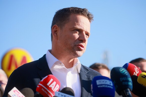 epa12136267 Mayor of Warsaw and Civic Coalition (KO) candidate for the Polish presidential election, Rafal Trzaskowski meets with local residents in Warsaw, Poland, 26 May 2025. Rafal Trzaskowski will ...
