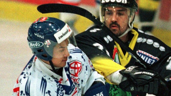 Der Fribourger Patrice Brasey (r.) setzt sich am Donnerstag, 5. Maerz 1998 in Kloten energisch gegen seinen Klotener Gegenspieler Rene Stuessi ein. (Keystone/Christoph Ruckstuhl)