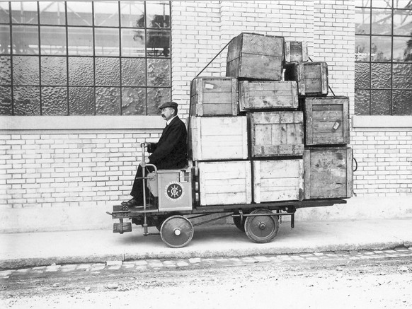 Mit Holzkisten beladener Tribelhorn-Elektro-Truck, um 1912.