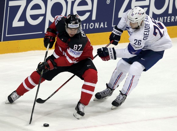 Canada&#039;s Sidney Crosby (L) fights for the puck with France&#039;s Benjamin Dieude-Fauvel during their Ice Hockey World Championship game at the O2 arena in Prague, Czech Republic, May 9, 2015. RE ...