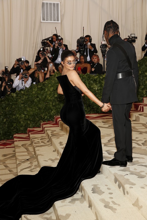 epa06718100 Travis Scott and Kylie Jenner arrive on the red carpet for the Metropolitan Museum of Art Costume Institute&#039;s benefit celebrating the opening of the exhibit &#039;Heavenly Bodies: Fas ...