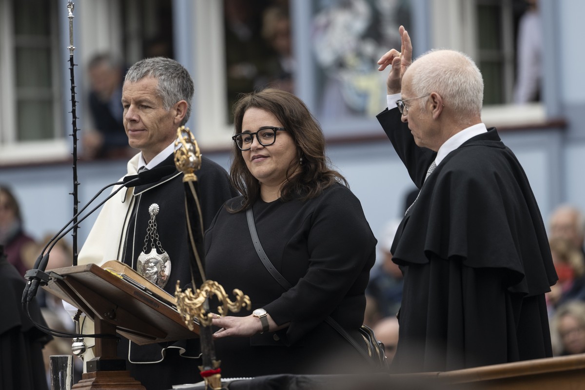 Weibel Thomas Streule, die neu gewaehlte stillstehende Frau Landammann Angela Koller, und der regierende Landammann Roland Daehler, von links, nach deren Wahl an der Landsgemeinde, am Sonntag, 27. Apr ...