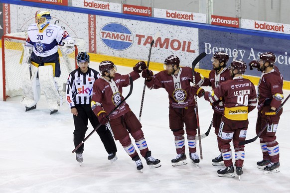 Geneve-Servette&#039;s forward Linus Omark #67 celebrates his goal with his teammates after scoring the 1:0, during the Fifth leg of the National League Swiss Championship semifinal playoff game betwe ...