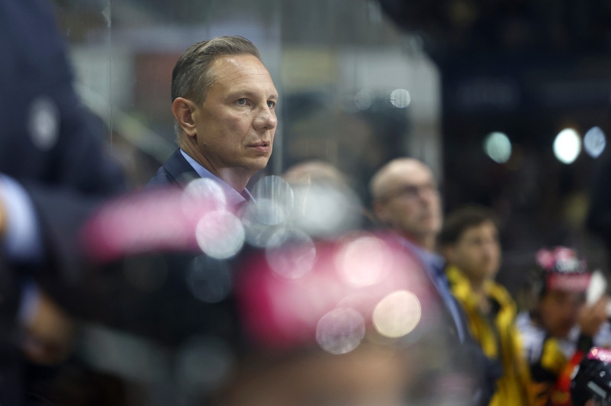 SCB Cheftrainer Jussi Tapola beobachtet das Spielgeschehen im Eishockey Meisterschaftsspiel der National League zwischen dem SC Bern und Lausanne HC, am Freitag, 15. September 2023 in der PostFinance  ...