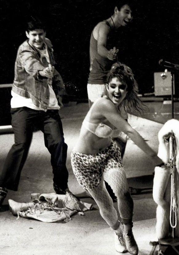 Die Beastie Boys überfallen Madonna mit Spritzpistolen während ihres Konzerts in Madison Square Garden, New York City, anno 1986. 
https://twitter.com/HistoricalPics?ref_src=twsrc%5Egoogle%7Ctwcamp%5E ...