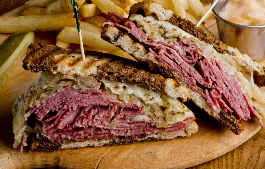 reuben sandwich corned beef sauerkraut swiss cheese rye bread roggenbrot usa deli food street food kochen essen