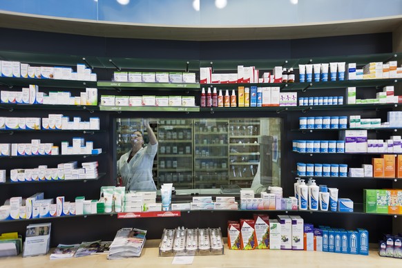 ZU DEN HEUTIGEN BERATUNGEN DES STAENDERATS ANLAESSLICH DER FRUEHJAHRSSESSION STELLEN WIR IHNEN AM MITTWOCH 2. MAERZ 2016 FOLGENDES ARCHIVBILD ZUR VERFUEGUNG. - Eine Mitarbeiterin der Apotheke Wyss in ...