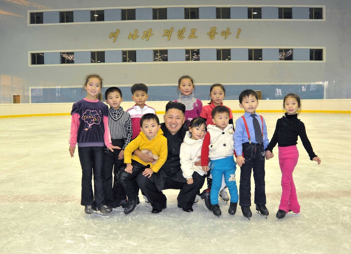 Bildnummer: 58667375 Datum: 03.11.2012 Copyright: imago/Xinhua
(121105) -- PYONGYANG, Nov. 5, 2012 (Xinhua) -- Photo released by Korean Central News Agency (KCNA) on Nov. 5, 2012 shows Kim Jong Un (C ...