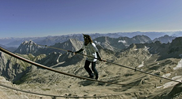 Der Schweizer Hochseilartist Freddy Nock balanciert am Sonntag, 30. August 2009, auf dem 995 Meter langen Tragseil der Gletscherbahn der 2.943 Meter hoch gelegenen Bergstation auf der Zugspitze bei Ga ...