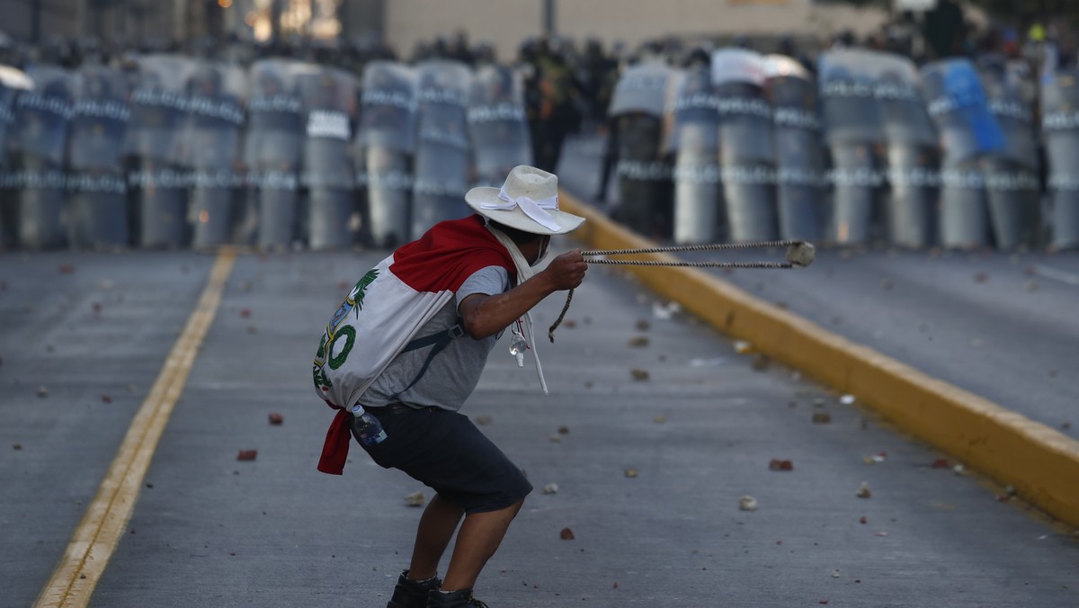 epa10427624 Demonstrators and Police members clash during a new anti-government demonstration, in Lima, Peru, 24 January 2023. The 'great national march' demanded the resignation of the Pres ...
