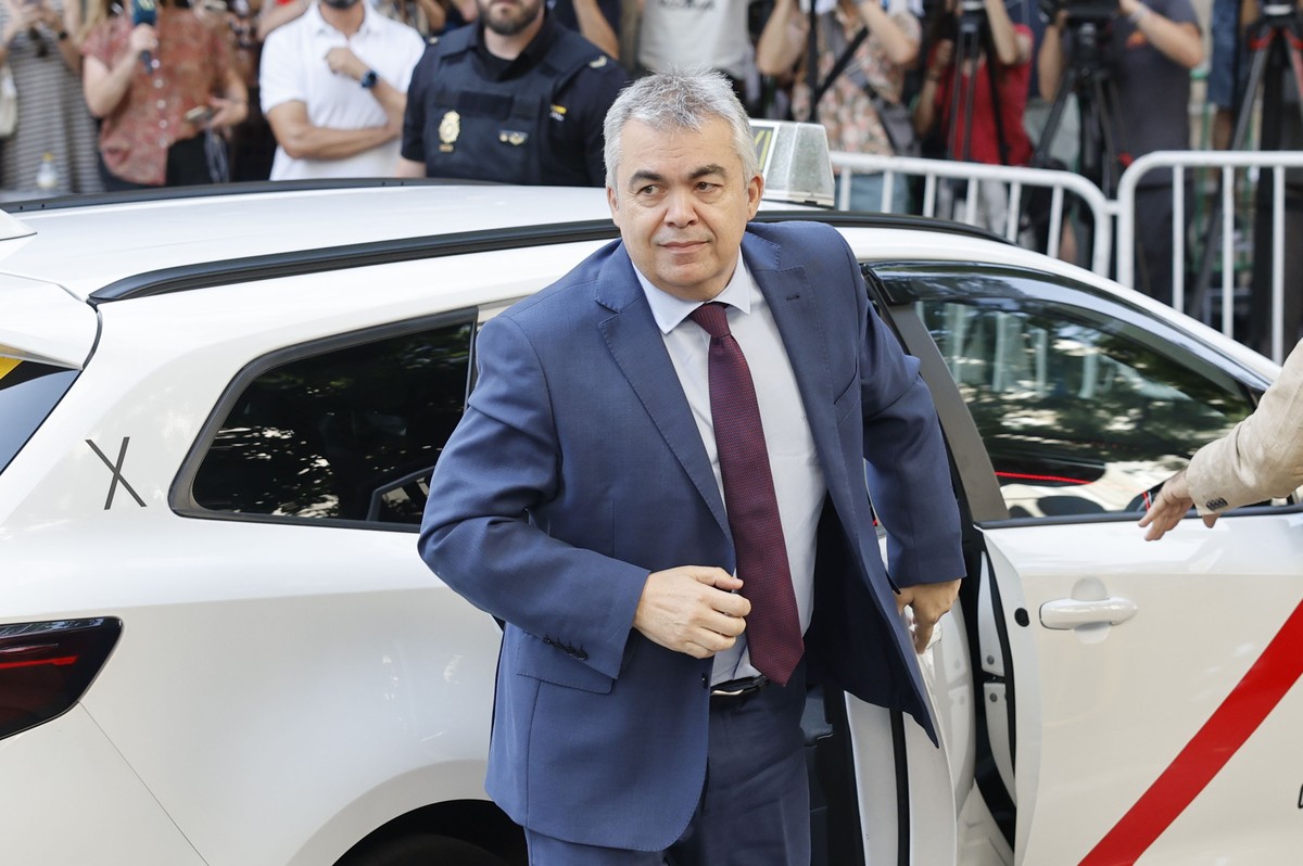 epa12205776 Former Ruling Socialist Party member Santos Cerdan arrives to testify before a judge amid a corruption investigation, outside Supreme Court in Madrid, Spain, 30 June 2025. A police investi ...
