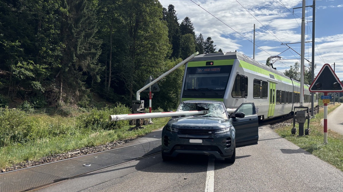 Schafhausen-im-Emmental-Barriere-spiesst-Auto-auf