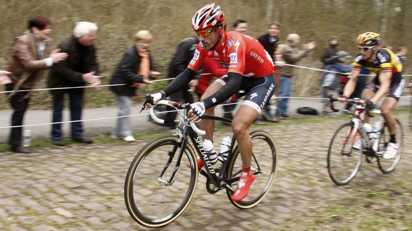2010 fährt Fabian Cancellara seinem belgischen Rivalen Tom Boonen (rechts) und allen anderen davon.