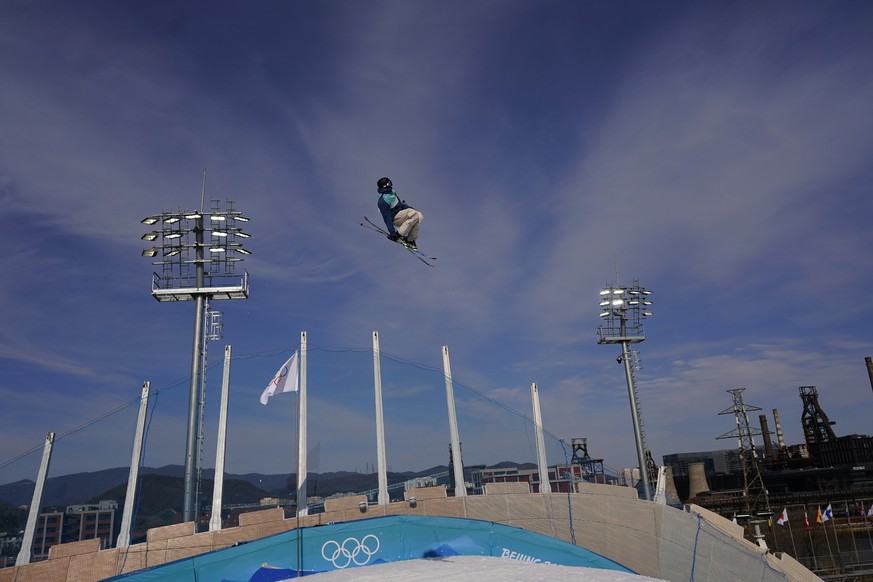 Andri Ragettli of Switzerland competes during the men&#039;s freestyle skiing big air qualification round of the 2022 Winter Olympics, Monday, Feb. 7, 2022, in Beijing. (AP Photo/Matt Slocum)